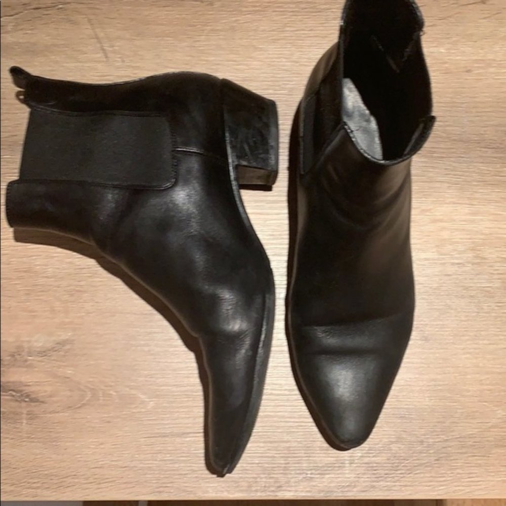 Saint Laurent leather chelsea boots